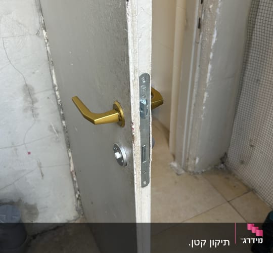 דלת עם ידית זהב ומנעול, מקדחה על הרצפה